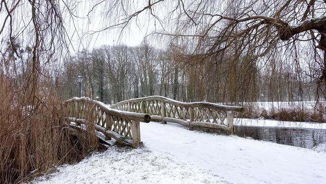 Parkbrücken verbinden die Landschaftsräume des Schlossgartens. Foto: Helmut Kuzina