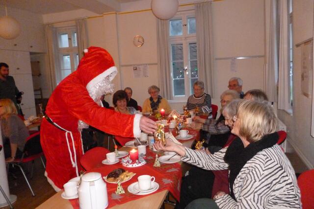 jeder erhält vom Nikolaus eine mit Süßigkeiten gefüllte Tüte