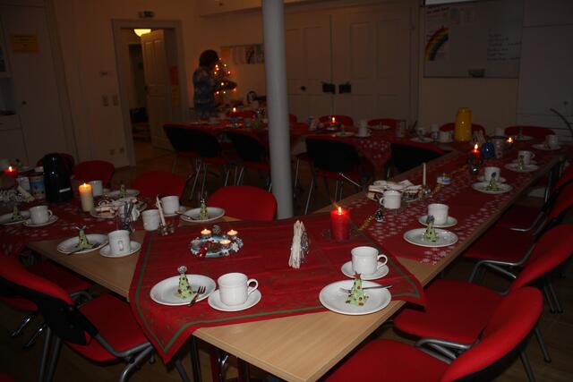 Zur Weihnachtsfeier gedeckte Tische