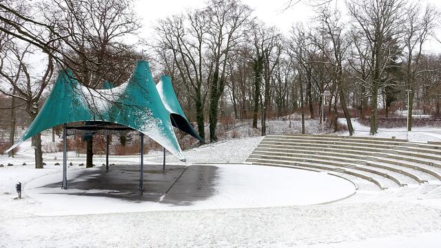 Zum Schlossgarten gehört die 1954/55 erbaute und 2003 sanierte Freilichtbühne. Foto: Helmut Kuzina