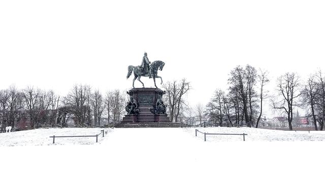 Im Schlossgarten hat "Großherzog Friedrich Franz II.", das Reiterstandbild von Ludwig Brunow aus dem Jahr 1893, den bestan Ausblick auf die Parkanlage. Foto: Helmut Kuzina