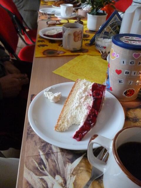 ein Stück der Kirsch-Sahne Torte