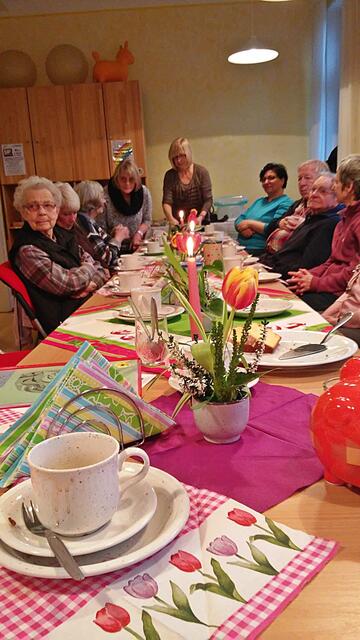 der Frühlingshaft gedeckter Tisch mit den Gästen