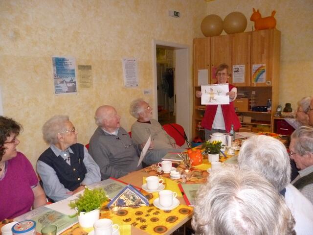 Traudel Schmidt zeigt und Bilderrätsel.