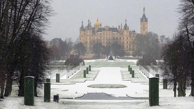 Die Sicht reicht über den Schlossgarten mit dem Kreuzkanal bis zum Schloss auf der Insel des Schweriner Sees. Foto: Helmut Kuzina