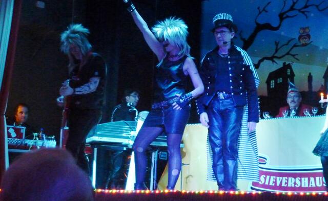 Zum Schluss gibt es Rockmusik. Tina Turner hat auch vorbeigeschaut.
