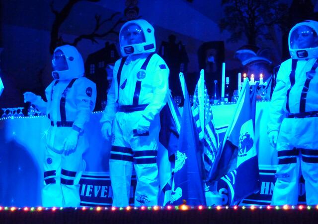 Auch Astronauten sind dabei. Sie sind gerade auf dem Mond gelandet.