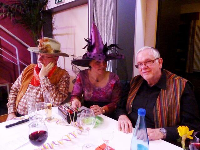 Rosetta vertritt hier die Hexengemeinschaft. Sie hat sich einen Cowboy mitgebracht. Rechts im Bild: Holger Finck