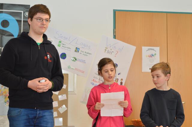 Kinder vom Schnuffi-Club unter Leitung von Tobias Mairle lesen ein Essensgebet vor