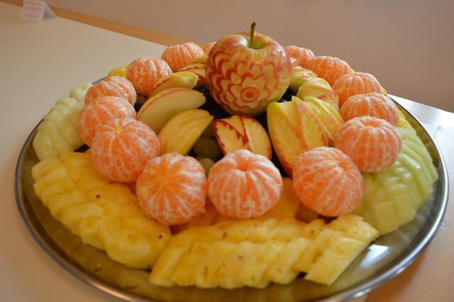 so sieht eine Obstplatte beim fairen Frühstück aus