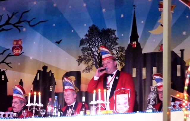 Stefan Kaiser moderiert den ungefähr viereinhalbstündigen Abend.