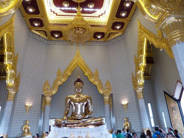 700 Jahre alt,3m hoch und 5,5 Tonnen schwer -                          der Goldene Buddha !