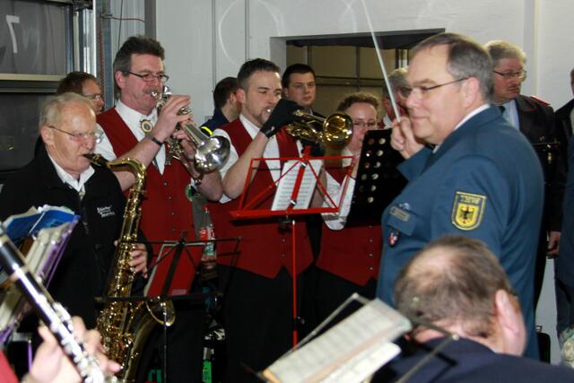 Anlässlich seines kürzlich begangenen 50. Geburtstages wurde dem THW-Ortsbeauftragten Ralf Hoffmann die Ehre zum Dirigieren des „Waldarbeiter-Instrumental-Musikvereins" zu teil.