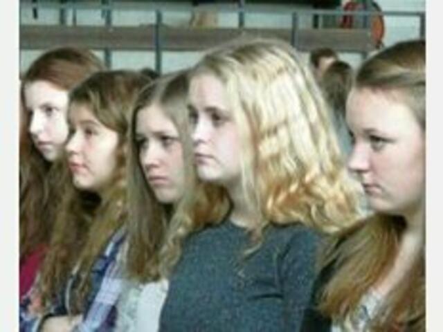 31)29.01.15 Gymnasiums Himmelsthür: „Gedenktag für die Opfer des Nationalsozialismus“ . Der Leistungskurs 12B1 übernahm den Unterricht für alle 7. und 9. Klassen der Schule. Schüler unterrichteten Schüler. Andächtig und interessiert folgen die Schüler den Ausführungen der Zwölftklässler. | Foto: LDZ