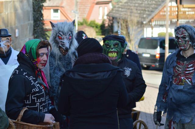 So zieht die Horde weiter von Haus zu Haus