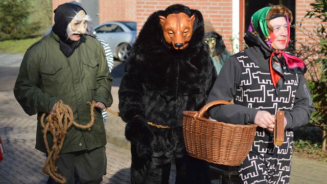 Der Bärenführer mit dem Tanzbären und der Eierhenne vorweg