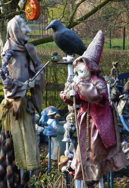 Selbst die rote (Name ist mir nicht bekannt) immerzu um Aufmerksamkeit heischende Hexe war zu sehen....