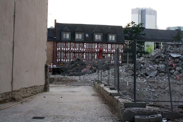 Durchblick wo vor kurzem noch Beton die Sicht versperrte.Blick zum Haus Wertheim