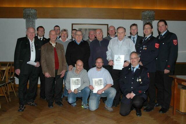 Die Geehrten mit der Führung der Feuerwehr Neusäß: Kreisbrandrat Alfred Zinsmeister (2.v.l.), Kommandant Christian Kannler (4.v.l.), stellvertretender Kommandant Andreas Golling (6.v.l.),
Bürgermeister Richard Greiner (3.v.r.), Vorsitzender Robert Schmidt (2.v.r.), stellvertretender
Vorsitzender Jörg Aumann (1.v.r) | Foto: Feuerwehr Neusäß