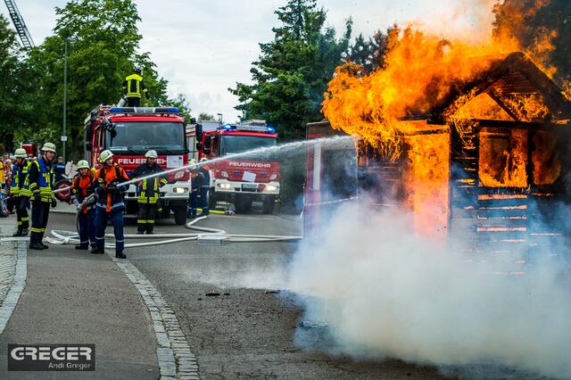 Die Jugendfeuerwehr löscht selbständig unter Aufsicht einen Brand und zeigt beim Tag der offenen
Tür ihr Können | Foto: Andreas Greger