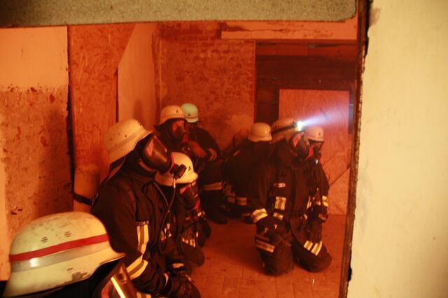 Die Feuerwehr Neusäß gewöhnt die Atemschutzträger bei echten und steuerbaren Kellerbränden
an die hohe Temperatur und kann so gezielte Löschtaktiken bei Zimmerbränden einstudieren | Foto: Feuerwehr Neusäß