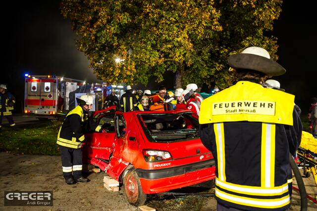 Unter absolut reellen Bedingungen wurde im Herbst ein Verkehrsunfall zwischen Ottmarshausen
und Alt-Neusäß simuliert. Mehrere Verletztendarsteller mussten professionell aus den Wracks
befreit werden | Foto: Andreas Greger