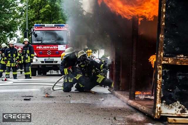 Rund 800°C hat ein Zimmerbrand an der Decke. Für die Einsatzkräfte bedeutet dies, sehr
vorsichtig, dennoch schnell und konzentriert zu arbeiten | Foto: Andreas Greger