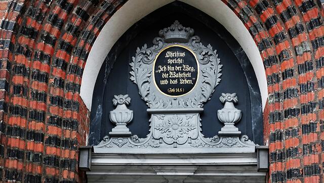 Tür und Tympanon des Seitenportals wurden im Barockstil gestaltet. Foto: Helmut Kuzina