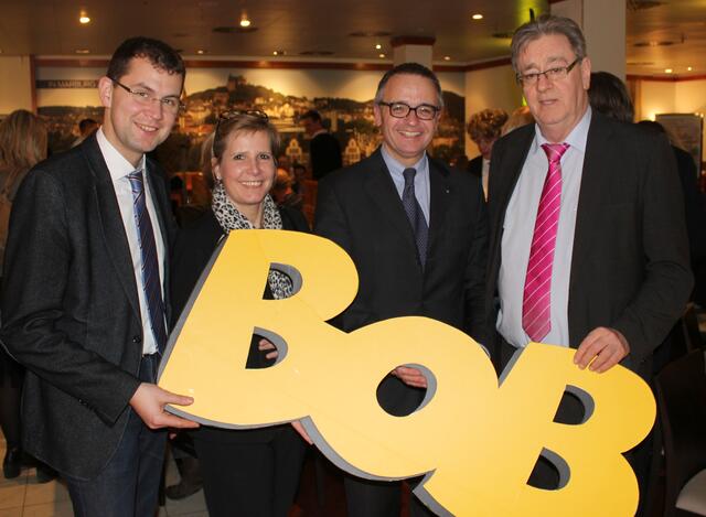 von rechts präsentieren sich Marburgs Oberbürgermeister Egon Vaupel, Clemens Traugott, Vorsitzender der Spezial Olympics Deutschland und Ehefrau und Christoph Linne, Chefredakteur der Oberhessischen Presse mit dem BOB-Schriftzug (Foto: Dersch)