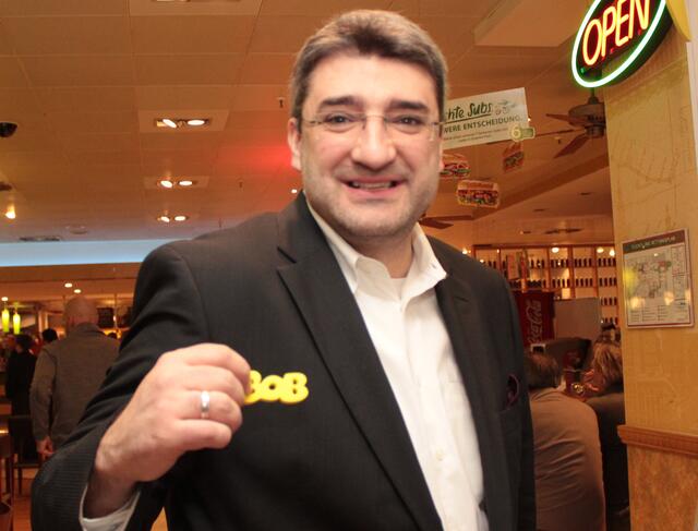 FFH-Dummfrager Boris Meinzer mit dem Erkennungszeichen der Aktion BOB gegen Alkohol am Ster, dem BOB-Schlüsselanhänger (Foto: Dersch)