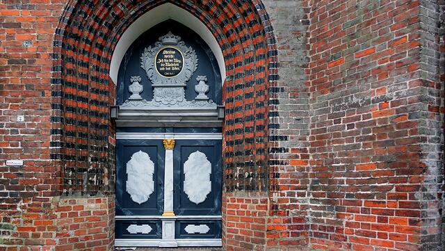 Portal der Nordostvorhalle des Seitenschiffs von St. Nikolai. Foto: Helmut Kuzina