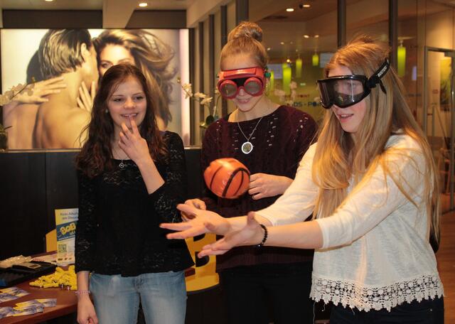 Die jungen Damen der Marburger Rhönradgruppe beim Rauschbrillentest am Stand der Aktion BOB (Foto: Dersch)