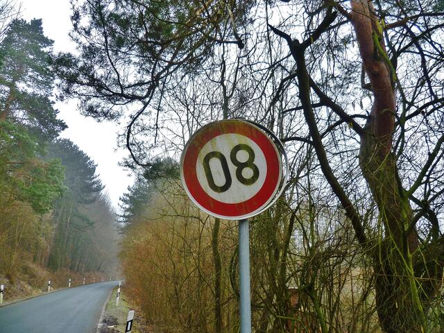 Fußgängergeschwindigkeitsbegrenzung - am Pappelweg nach Krawinkel !