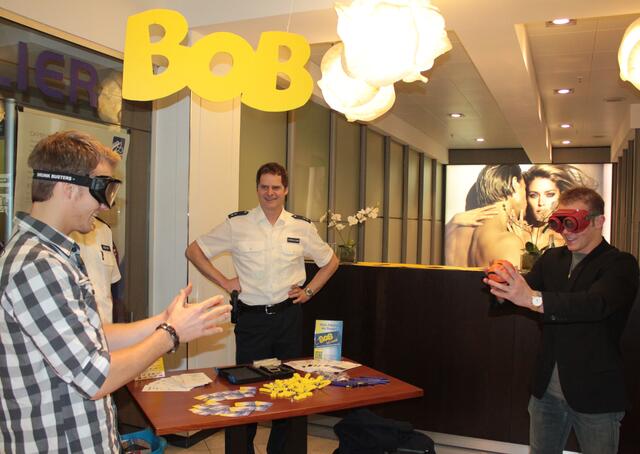 Rauschbrillentest am BOB-Stand mit Fabian Hambüchen und Turnerkollege Fabian Lotz  von der KTV Obere Lahn (Foto: Dersch)