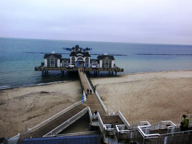 Sie führt direkt zur fast 400 m langen Seebrücke.