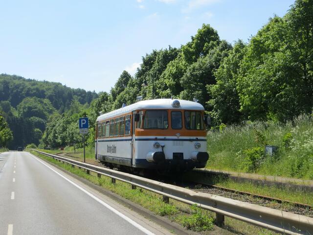 Schienenbus der Osningbahn auf Sonderfahrt zum Besucherbergwerk  Kleinenbremen, vor den Toren Rintelns, am 18. Mai 2014. Die Strecke wird sonst von der Museumseisenbahn Minden befahren