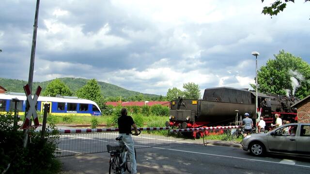 Am Bahnübergang Mindener Straße in Rinteln: von rechts kommt DEW-Dampflok 52 8038, um von der Eisenbahn Rinteln-Stadthagen auf das DB-Netz zu wechseln. Von links kommt fahrplanmäßig die NordWestBahn auf dem Weg Richtung Hameln. Rechts nicht mehr im Bild ist der Wasserturm mit Lokschuppen, wo der Uerdinger Schienenbus des Fördervereins sein Domizil hat. Weit hinten auf dem Berg ist der beliebte und bewirtschaftete Rintelner Klippenturm zu erkennen: http://klippenturm-rinteln.de/neu/