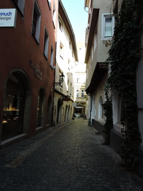 Eine der unzähligen Gassen im Umfeld des Doms !     Man findet hier vor allem Schmuck und Kunstgewerbe !