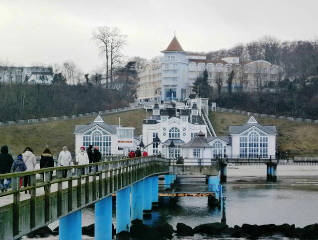 Zuerst besuchen wir Sellin. Das Ostseebad ist bekannt als die " Perle der Insel Rügen ".
