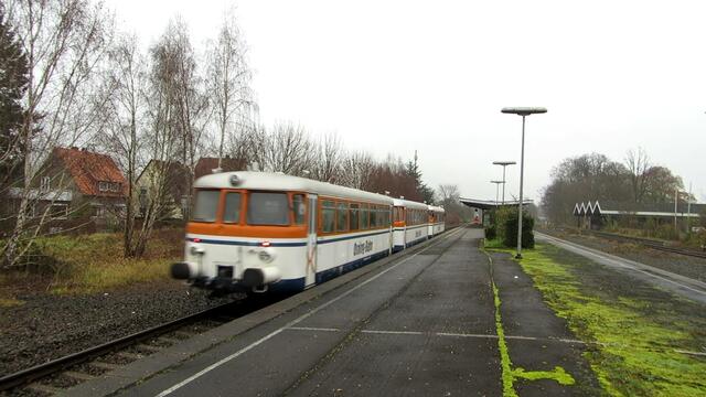 Am 6. Dezember 2014 fuhr ebenfalls noch eine dreiteilige Schienenbusgarnitur der Osning-Bahn durch Rinteln