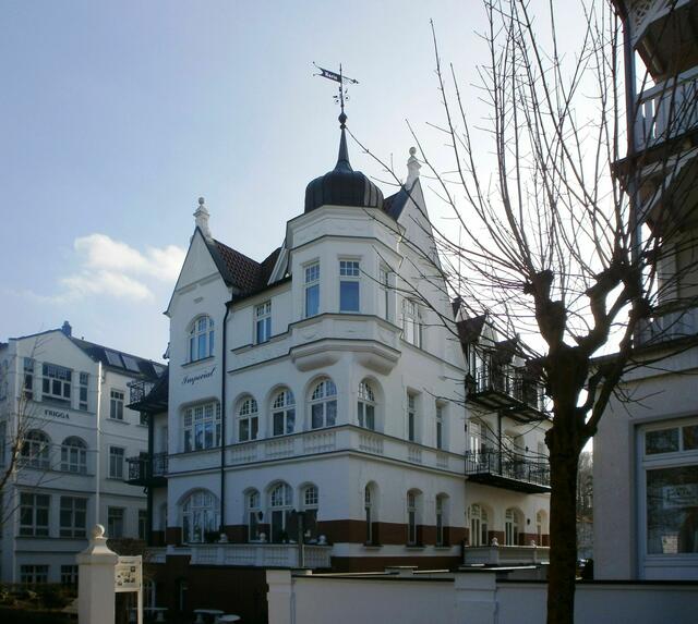 Auch in Binz erinnern noch einige Villen daran, dass der Ort schon Ende des 19. Jahrhunderts ein berühmtes Seebad war. über die "Weißen Villen von Binz" gibt es ein gesonderter Beitrag.