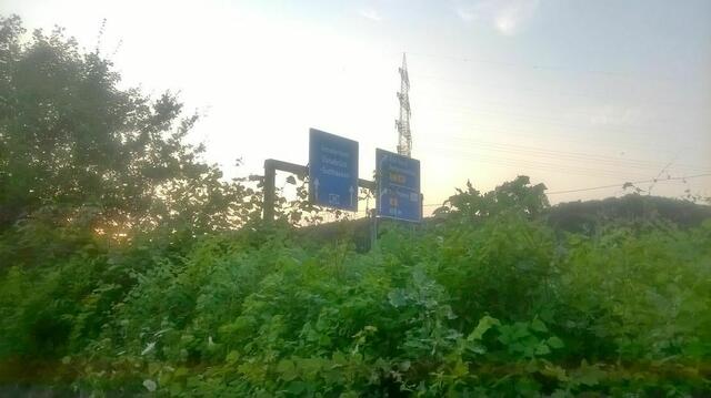 ein Blick auf die Autobahn - unten schön grün, oben Raserei