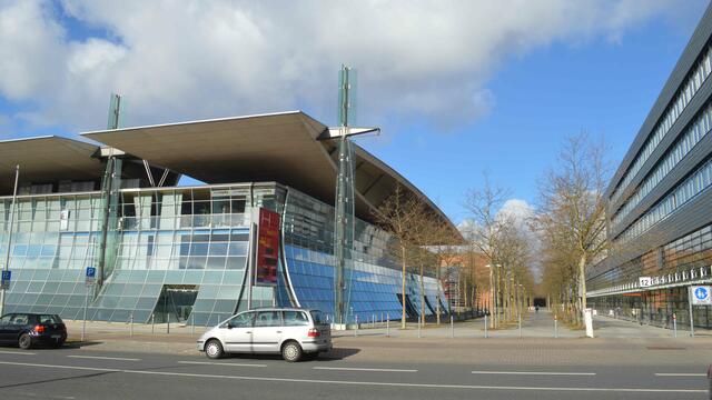 Die Expo-Plaza mit dem ehemaligen Deutschen Pavillon (links)