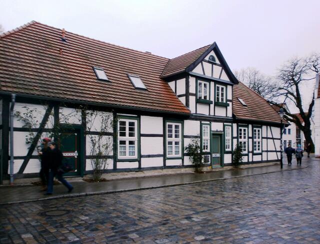In der Hinterreihe, der Alexandrinenstraße steht die Vogtei. Sie wurde schon 1605 erbaut und ist somit das älteste Gebäude in Warnemünde.