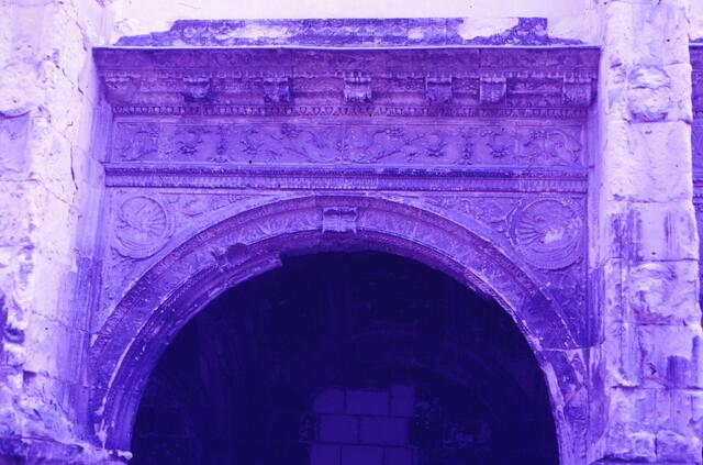 Die Martinskirche in Tours war im Mittelalter eines der wichtigsten Pilgerziele. Die Kirche wurde 1802 abgerissen. Die Revolutionäre wollten die Martinsverehrung aus dem Bewusstsein der Menschen verdrängen. Ein Teil des Kreuzgangs blieb erhalten. Es wurde im 19. Jahrhundert eine neue große Martinskirche gebaut. In deren Krypta findet sich heute das Grab des heiligen Martin. - Das Martinsfest wird in Deutschland, vor allem im Rheinland, noch heute intensiv gefeiert.