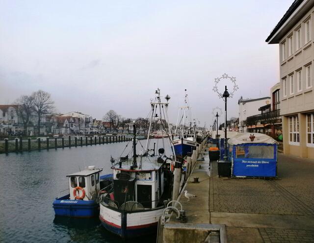 In Warnemünde sind wir umgeben von lachenden Menschen, kreischenden Möwen und vielen Fischkuttern, an denen die fangfrischen Fische direkt verkauft werden. Fischbrötchen gibt es dort in allen Variationen.