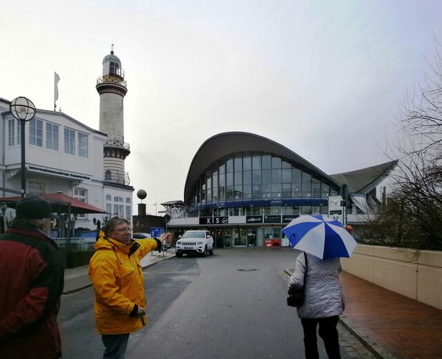 Auf der anderen Seite geht es am alten Strom entlang bis zum Leuchtturm mit dem Teepott. Dieses Ensemble ist das Wahrzeichen von Warnemünde.