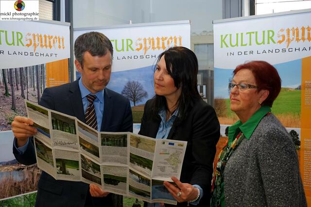 Friedbergs Bürgermeister Roland Eichmann, Manuela Riepold (LRA Aichach-Friedberg), Martha Reißner (3. Bgm. von Friedberg) - Foto: Michael Ortner - http://www.ichmagaugsburg.de
