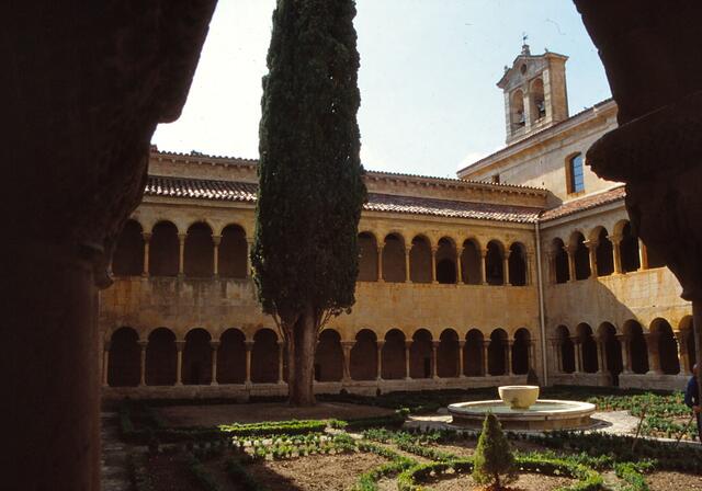 Santo Domingo de Silos, eines der kunsthistorisch bedeutendsten Klöster Spaniens, etwas abseits des Pilgerweges, aber schon im Mittelalter häufig aufgesuchtes Wallfahrtsziel. Der romanische Kreuzgang mit seinen wunderbaren Kapitellen stammt aus dem Ende des 12. Jahrhunderts.