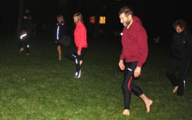 Ein kurzer Kältereiz mit zunächst noch warmen Füßen nach Sebastian Kneipp ... frühmorgendliche Abhärtung durch Tautreten ... auf schlammiger Wiese